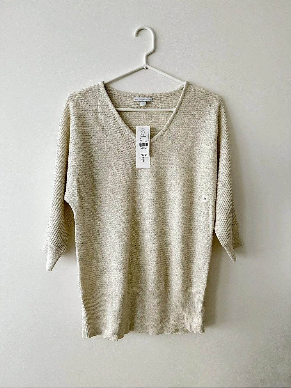 New York & Company 3/4 Sleeve V-neck Knit Top in Cream Size Medium NWT